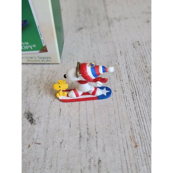 Hallmark miniature winter fun with Snoopy snowboarding ornament Xmas - Picture 2 of 5